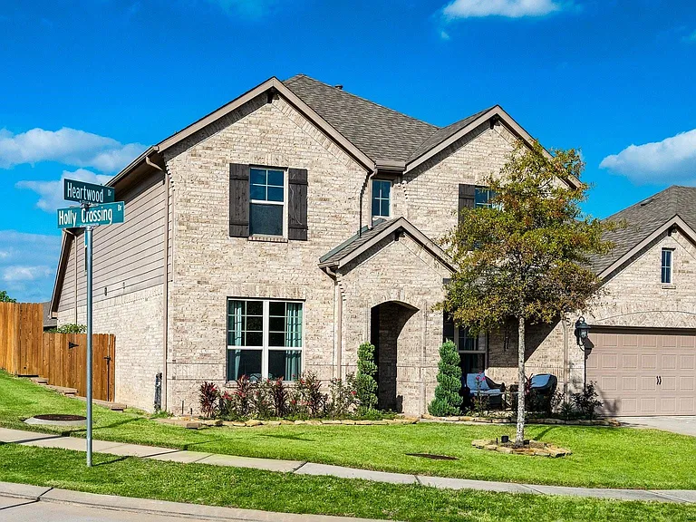 1505 Heartwood Dr — Photo 2