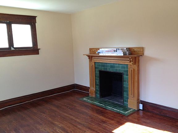 3rd image of 110 E 44th St