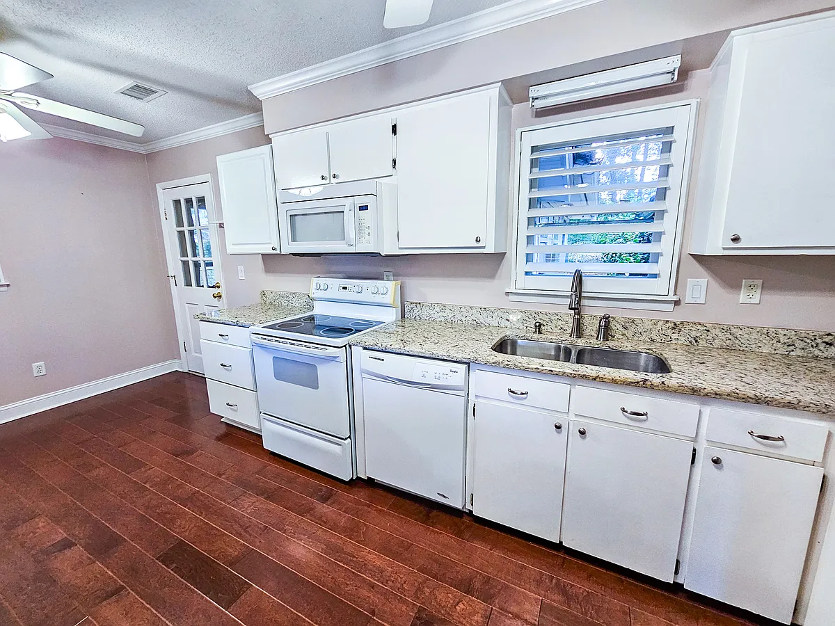 Building Photo - 603 Huguenin Dr
