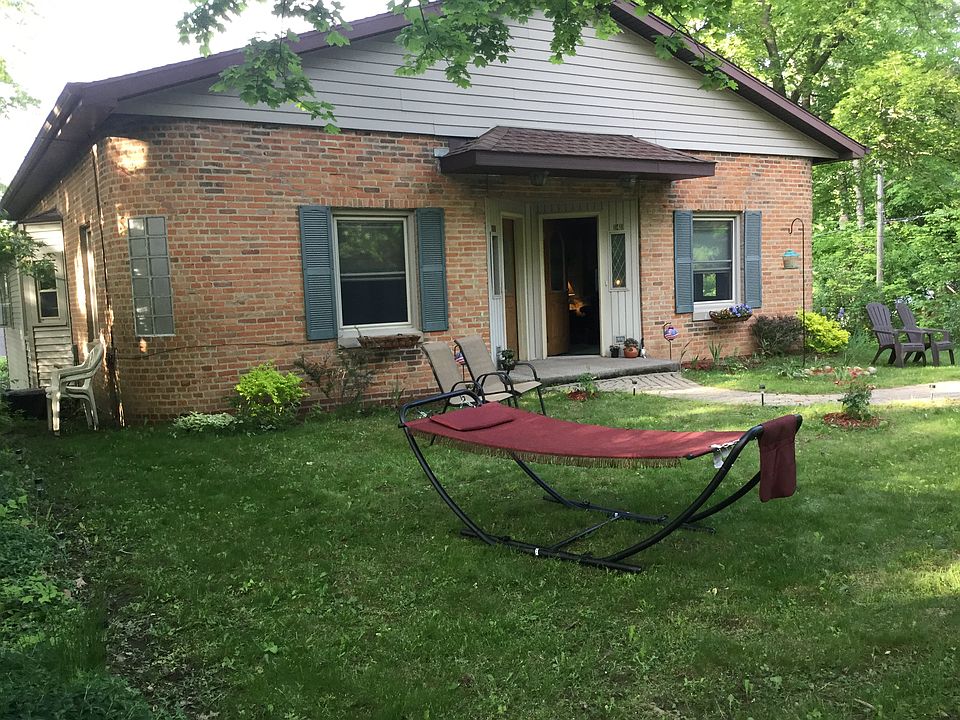 1st image of 141 W Bacon St