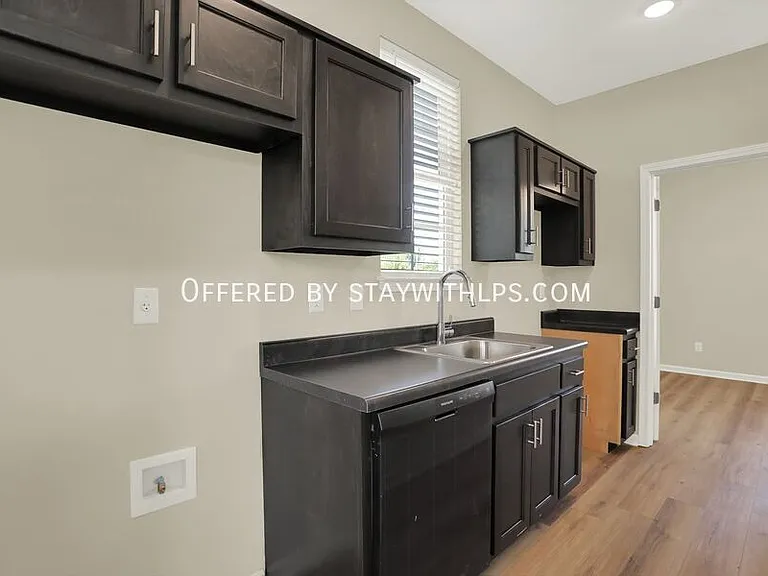 703 N 3rd St — Photo 11
