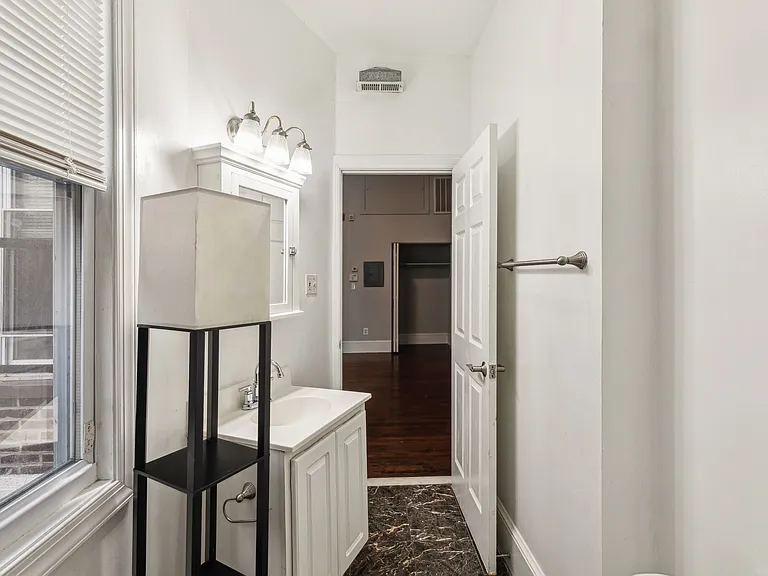 1931 Chestnut St #2M — Photo 17