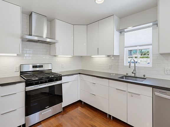 2nd image of 1470 Rosecrans St #2