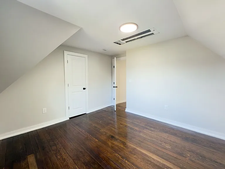 560 Howard Ave — Photo 55