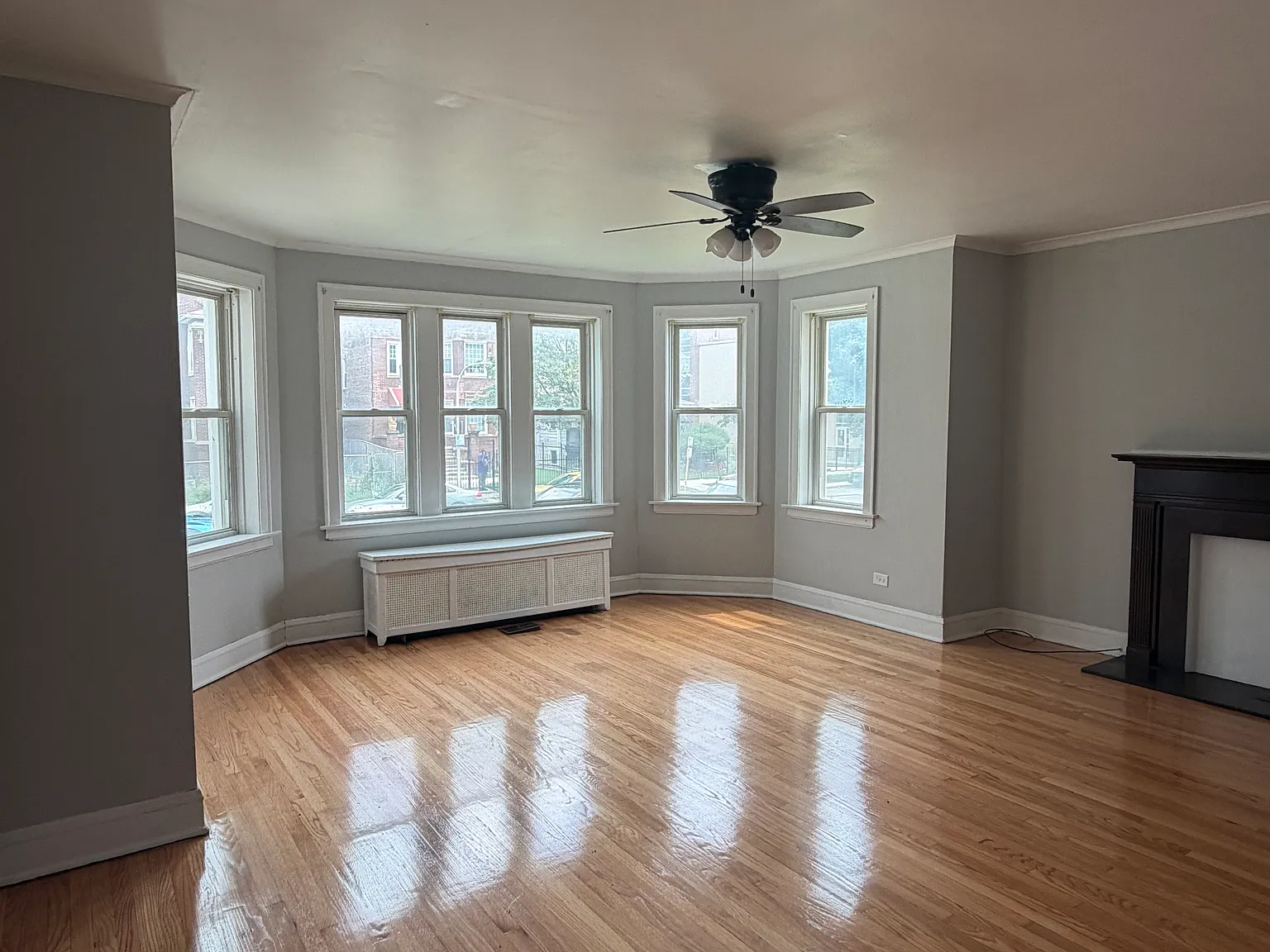 3 bed, 1200 sqft, $1,800 — Photo 2