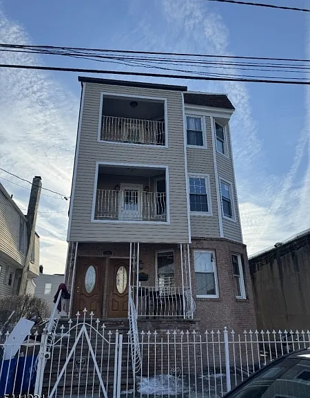 590 Hawthorne Ave #1 — Photo 1
