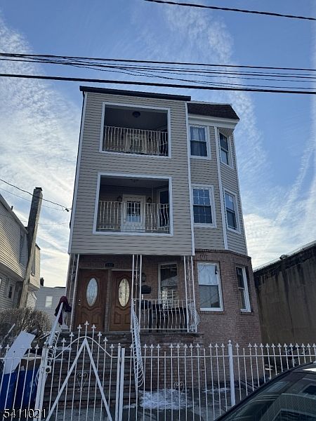 1st image of 590 Hawthorne Ave #1