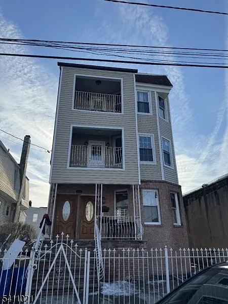 590 Hawthorne Ave #1