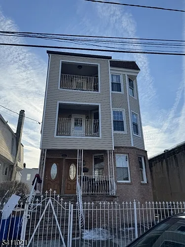 590 Hawthorne Ave #1 Photo 1