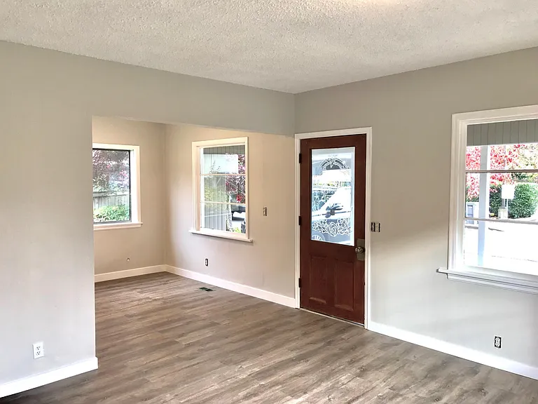 175 1st Ave NW — Photo 5