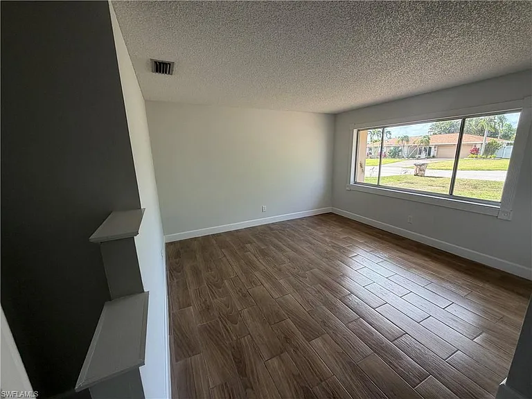 937 SW 52nd St — Photo 3
