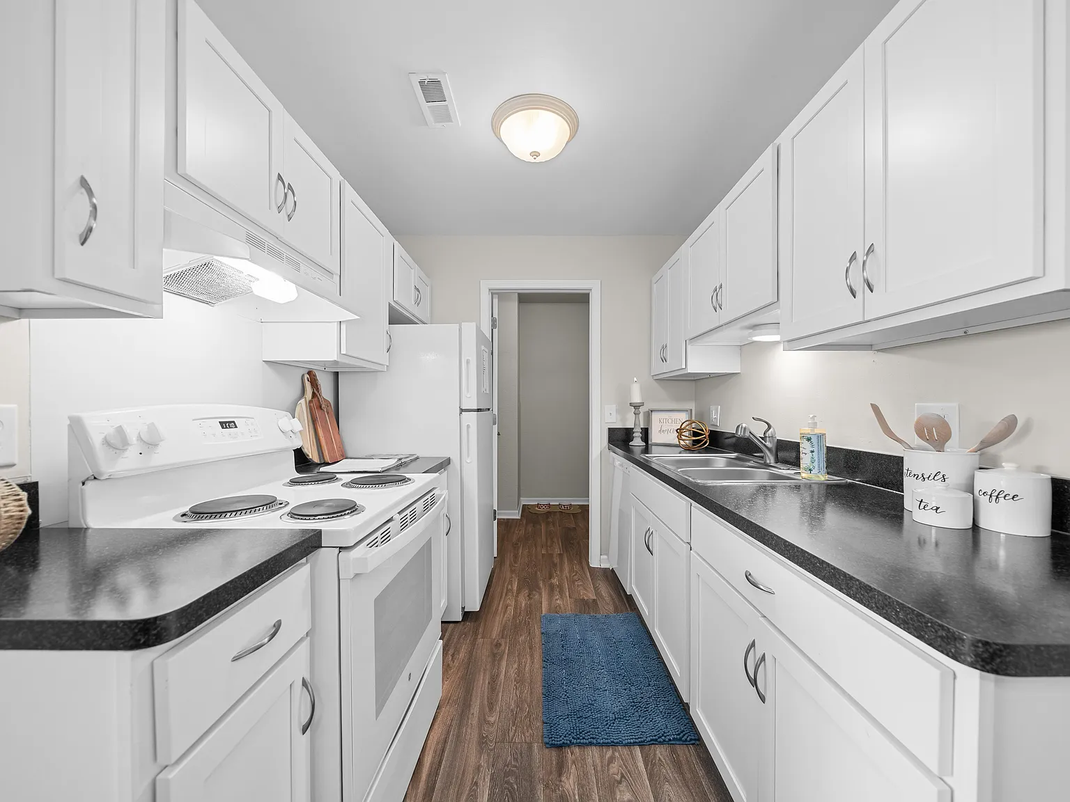 Three Oaks Apartments — Photo 2