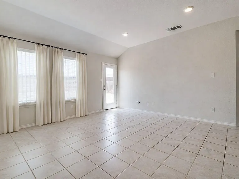 914 Decker Dr — Photo 4