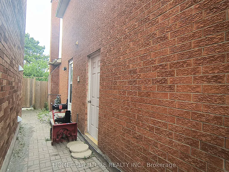 79 Carisbrooke Sq #BASEMENT — Photo 2