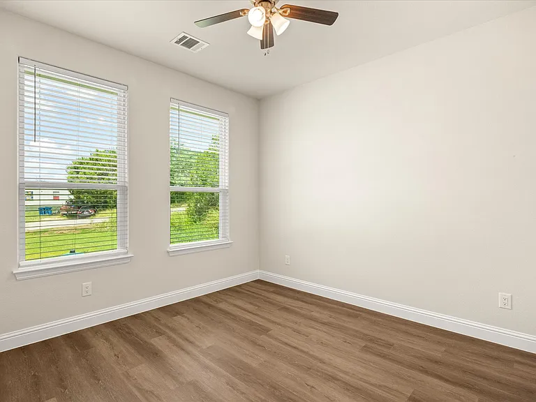 2414 Forest Hill Ln — Photo 25