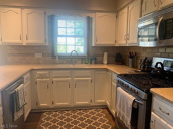 3rd image of 3933 Woodside Dr