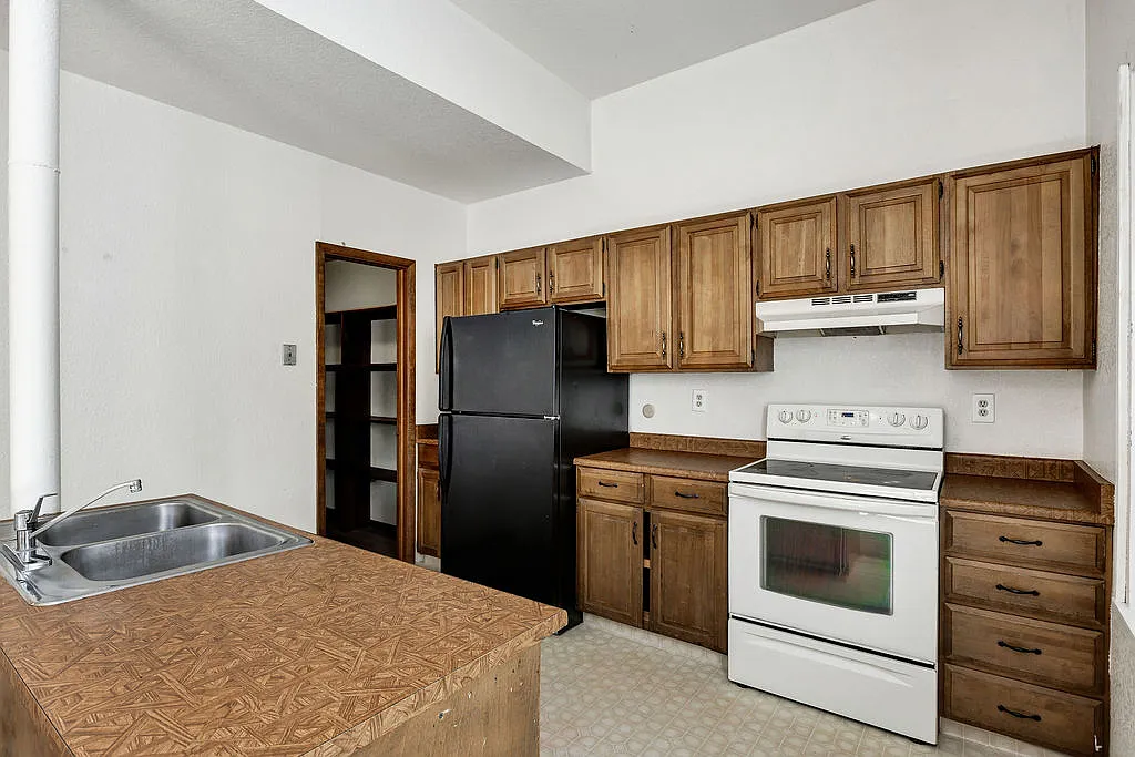 3 bed, 2280 sqft, $1,800 — Photo 2