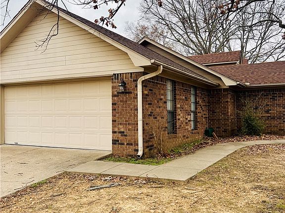 2nd image of 2305 Meadowlake Rd