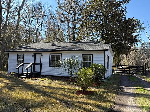 4 bed, 2200 sqft, $1,950 — Photo 1