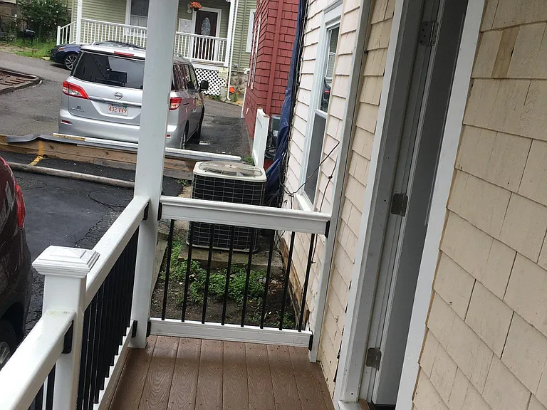 12 Eliot Cres #1 — Photo 4