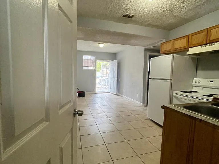 1332 W 21st St #3 — Photo 6