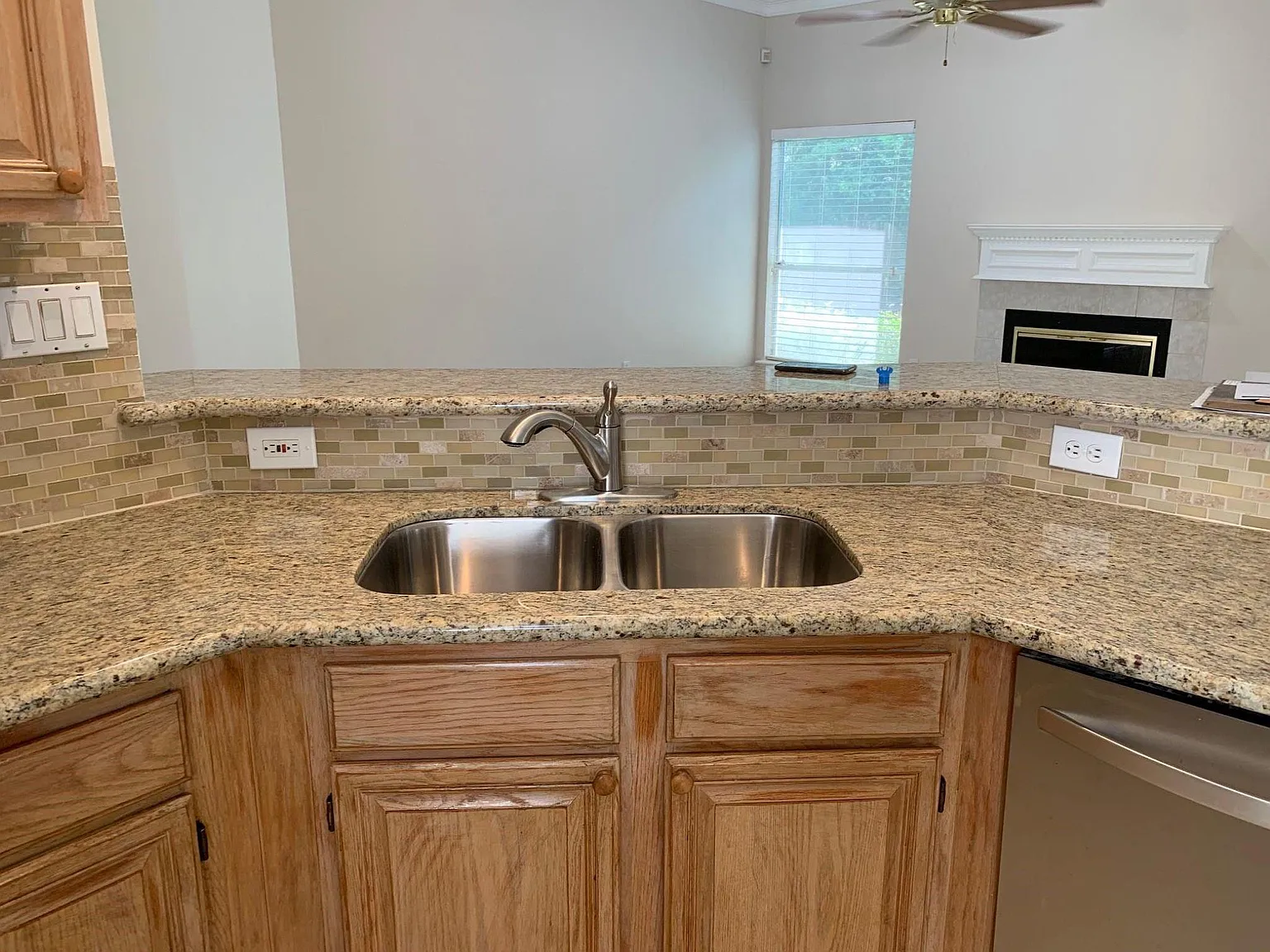 3 bed, 2.0 bath, 1632 sqft, $2,200 — Photo 3