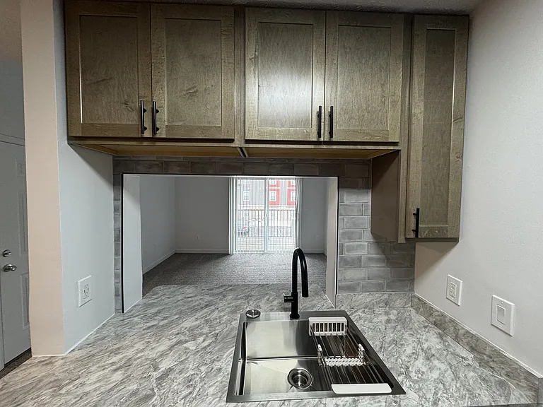 Hilltop Apartments — Photo 20