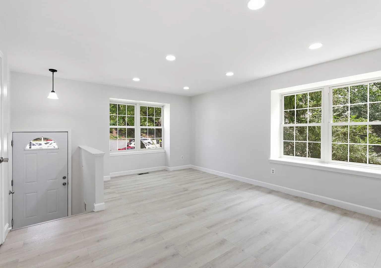 Experience contemporary living in this beautifully renovated residence where modern design meets ... — Photo 3