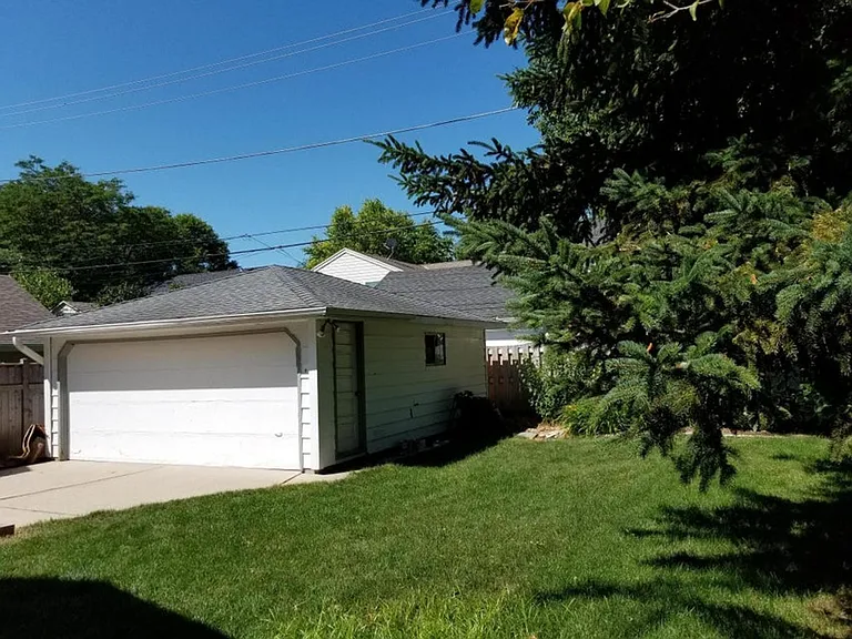 6015 N Shoreland Ave #3 — Photo 4