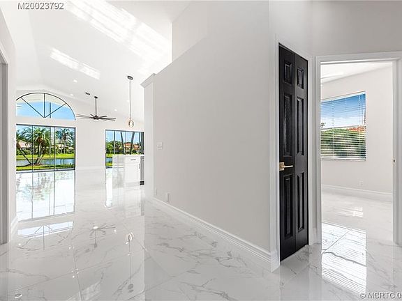4th image of 1601 SE Shelburnie Way