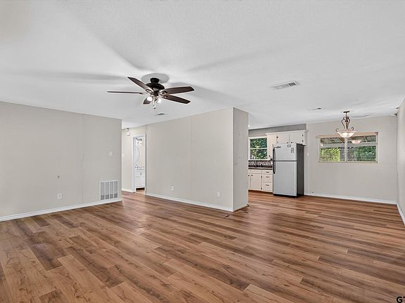 4th image of 387 Avenue