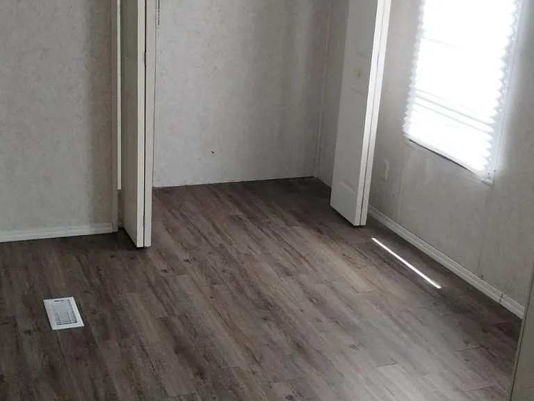 143 SE Laurence Ct — Photo 18