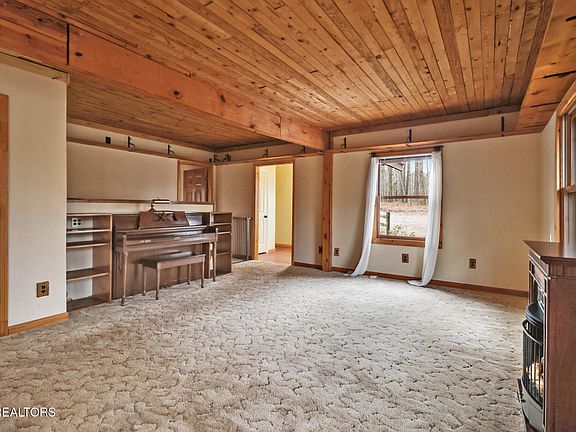 4th image of 1325 Torbett Rd