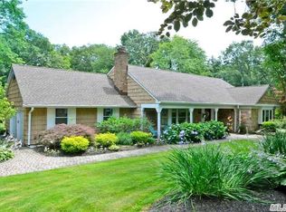 24 Rustic Gate Ln, Dix Hills, NY 11746