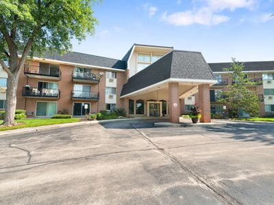 1198 Royal Glen Dr APT 101, Glen Ellyn, IL, 60137