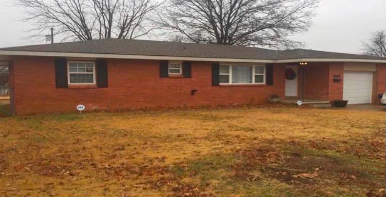 3 bed, 1.5 bath, 1229 sqft, $1,095 — Photo 1