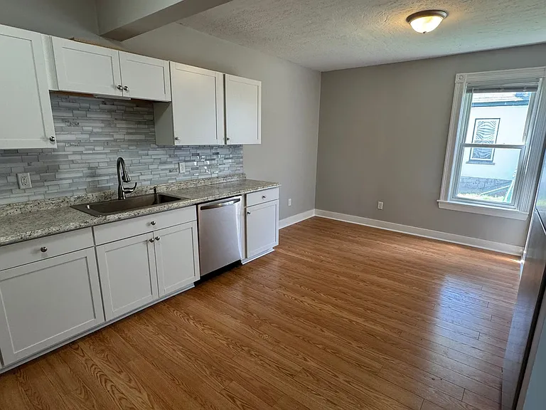141 Laurel St — Photo 2