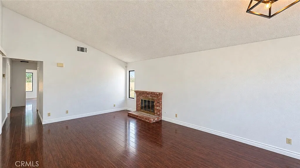 3 bed, 1310 sqft, $4,195 — Photo 4
