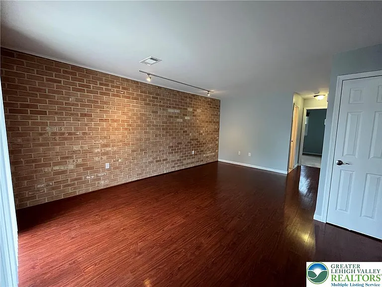 4053 Vaughn Ter — Photo 3
