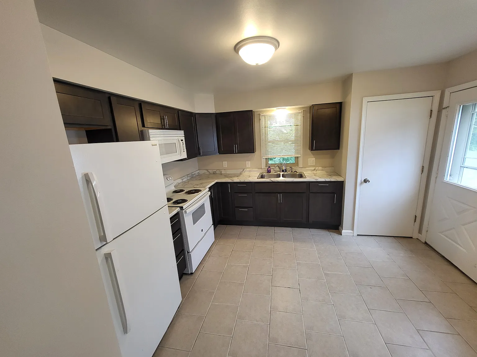 2 bed, 850 sqft, $1,100 — Photo 3