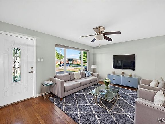 3rd image of 4019 Greenmeadows Dr