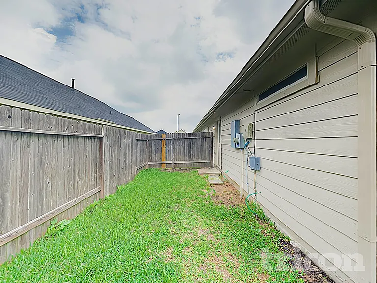 21427 Wilona Way — Photo 12