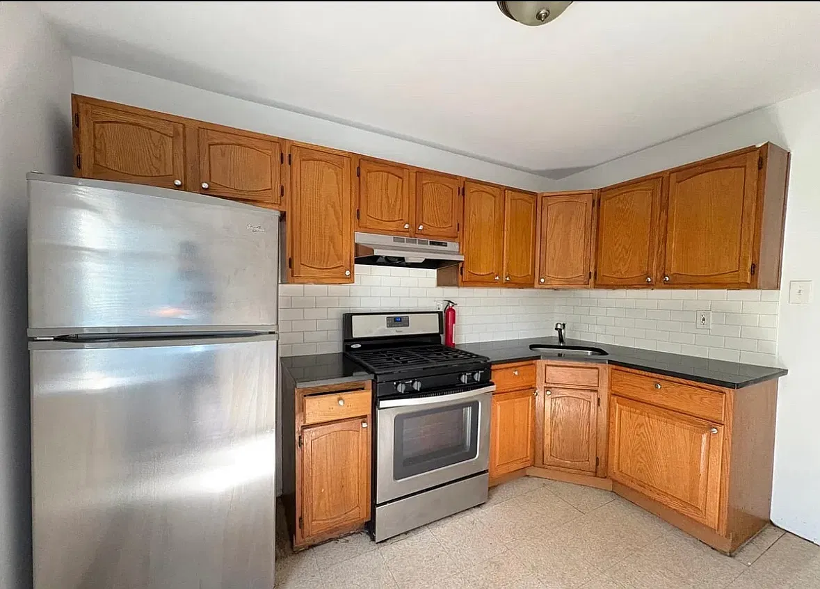 5 bed, $2,500 — Photo 1