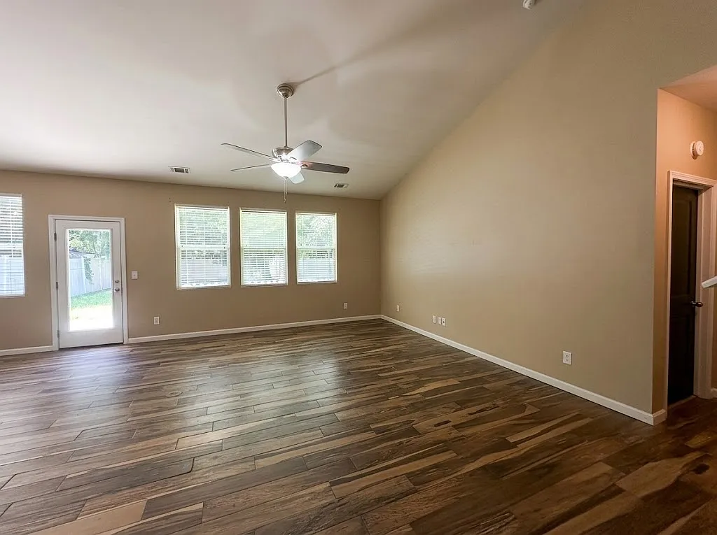 4 bed, 1890 sqft, $2,550 — Photo 4