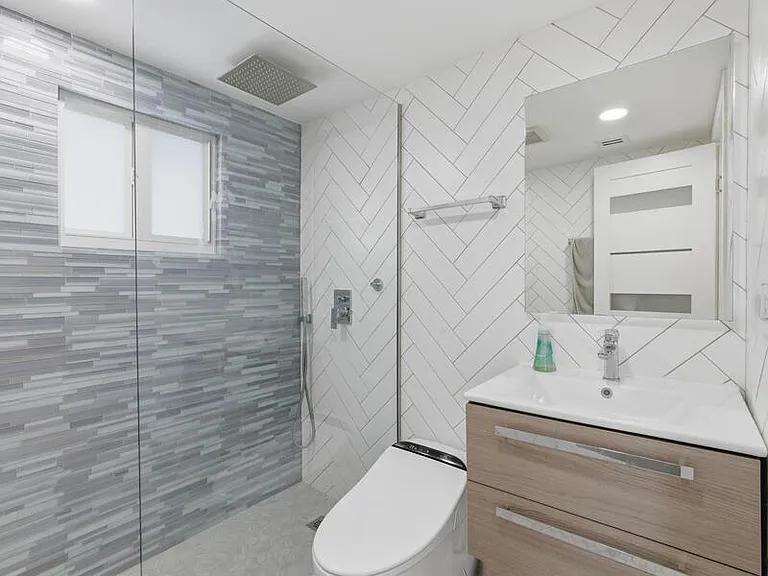 2210 NE 3rd Ave — Photo 20