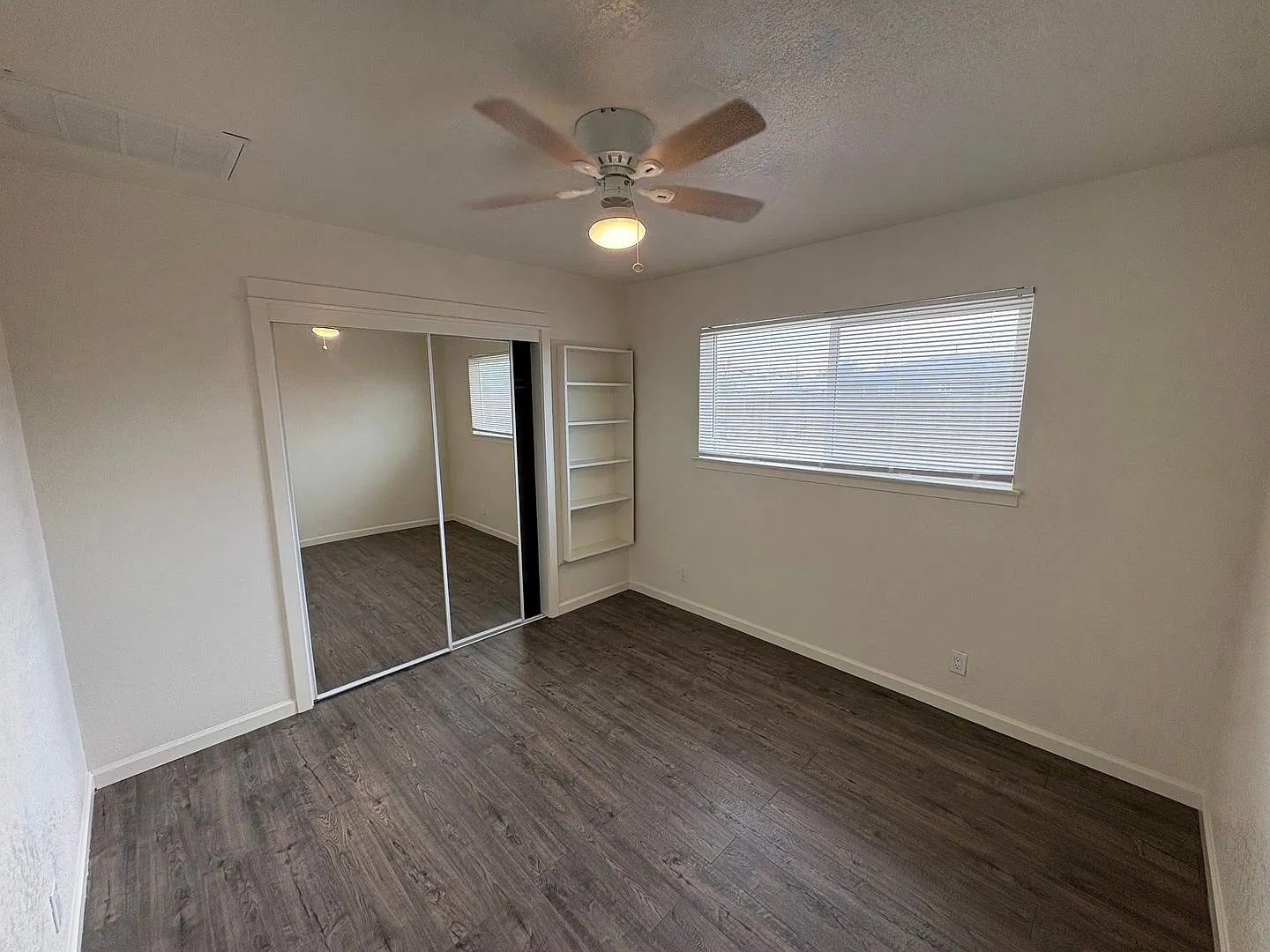 Spacious Lemoore home Near Shopping Center Rent Ready! — Photo 4