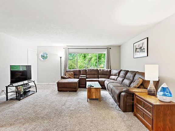 3rd image of 1801 Tanglewood Dr