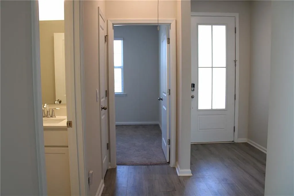 3 bed, 2.0 bath, 1701 sqft, $2,500 — Photo 2