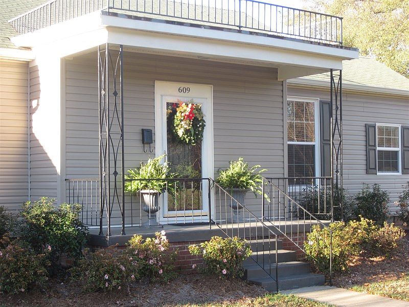 2nd image of 609 E Claiborne Ave