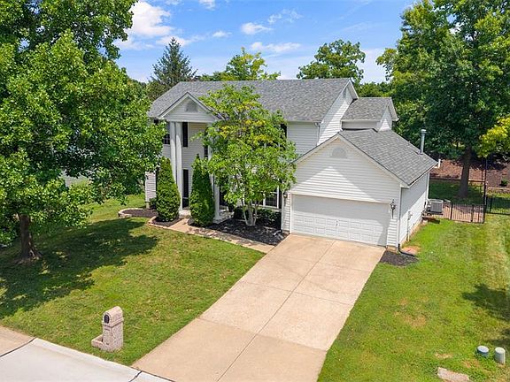5th image of 876 Emerald Place Dr